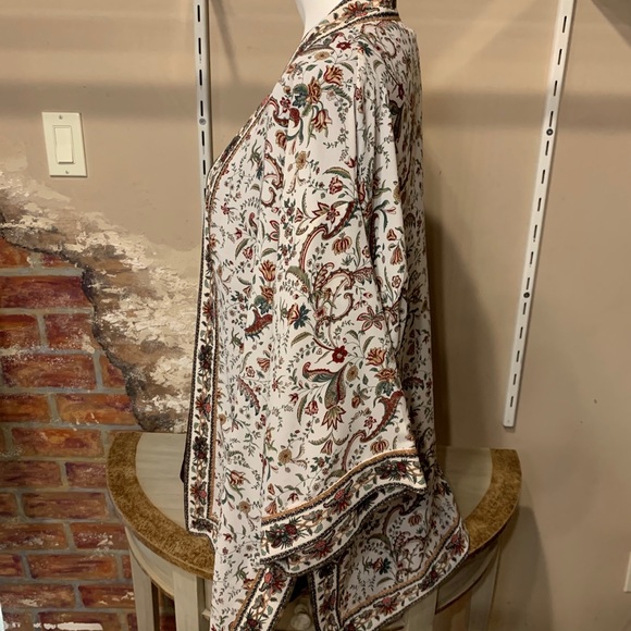 2 for $20🍒 🌺Floral Kimono Top🌺 - Picture 3 of 9